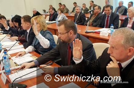 Świdnica: Zmiany w pogotowiu i w szpitalu oraz wiele o drogach – dziś sesja w powiecie