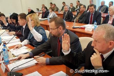 Świdnica: Zmiany w pogotowiu i w szpitalu oraz wiele o drogach – dziś sesja w powiecie