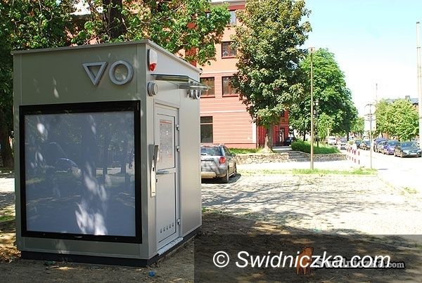 Świdnica: Woda spłukuje się automatycznie&#8230; Od dziś działa nowoczesna toaleta