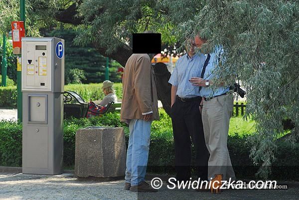 Świdnica: Podpatrzone: radny Lewandowski, słup i człowiek proszący o wsparcie