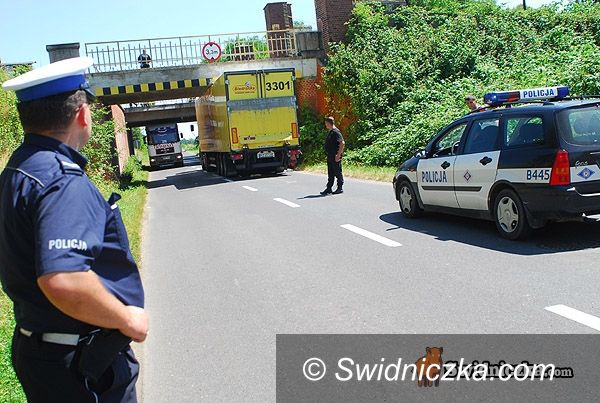 Świdnica: Tir uwięziony pod wiaduktem