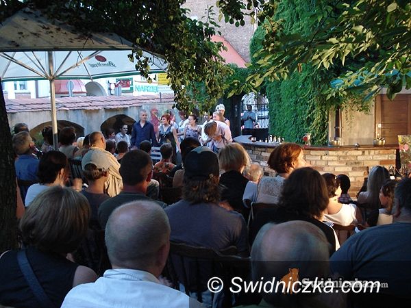 Świdnica: Nocne życie wielkiego miasta na placu Pokoju