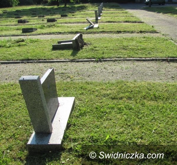 Świdnica: Powywracali nagrobki, wymalowali brzydkie słowa