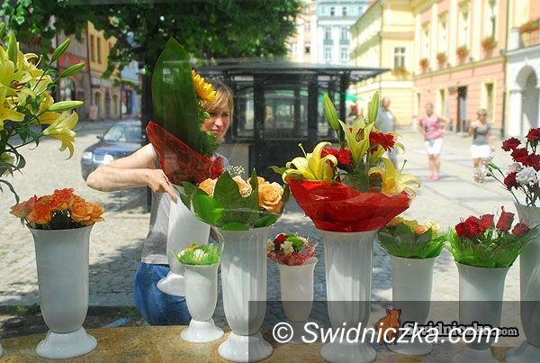 Świdnica: Kwiaciarki sprzedają już w nowych pawilonach