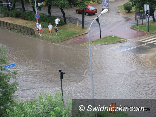 Śwdnica: Szacują straty po ulewie