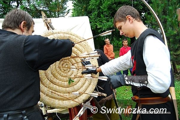 Pastuchów: Rycerze, nadobne niewiasty, mnisi, bardowie i zwycięzca spod Grunwaldu