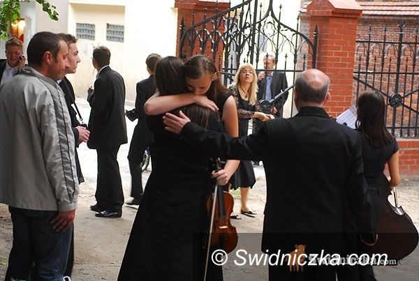 Świdnica: Młodzi muzycy, którzy stracili swoje rzeczy w pożarze w katedrze, proszą o pomoc