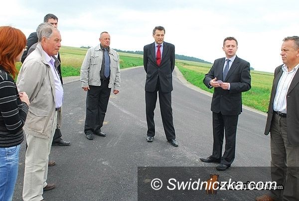 powiat świdnicki: Kilometr na trasie Siedlimowice/Gołaszyce wyremontowany