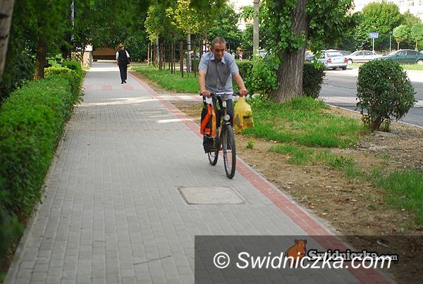 Świdnica: Nowy asfalt na osiedlowej drodze i w zatoczkach