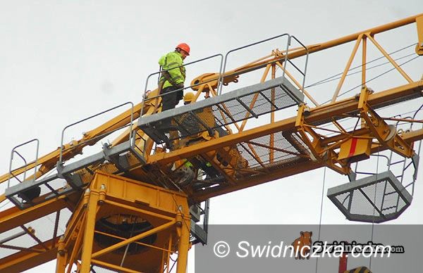 Świdnica: Żuraw–gigant rusza do roboty