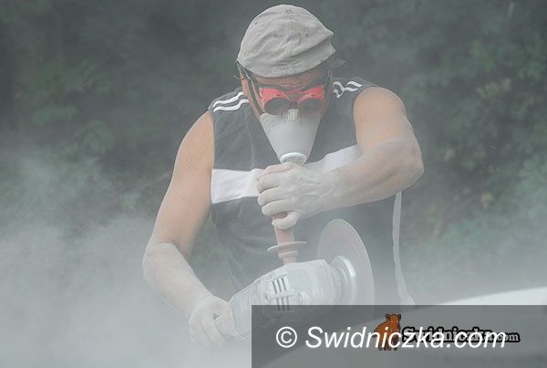 Strzegom: Szarość granitu, czerń belfastu i zieleń impali – artyści rzeźbią na strzegomskim plenerze
