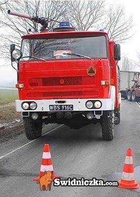 Komorów: Auto wpadło na drzewo niedaleko Komorowa
