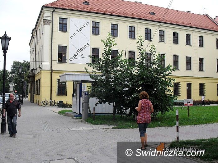 Świdnica: Skwer na Franciszkańskiej z gigantyczną torebką