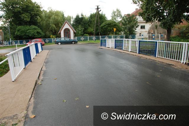 powiat świdnicki: Dwie drogi i chodnik