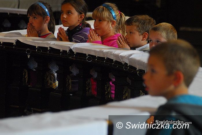 Świdnica: Pierwszoklasiści poświęcili plecaczki
