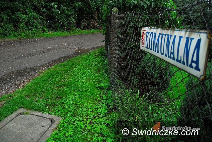 Świdnica: Komunalna, a szutrowa i dziurawa