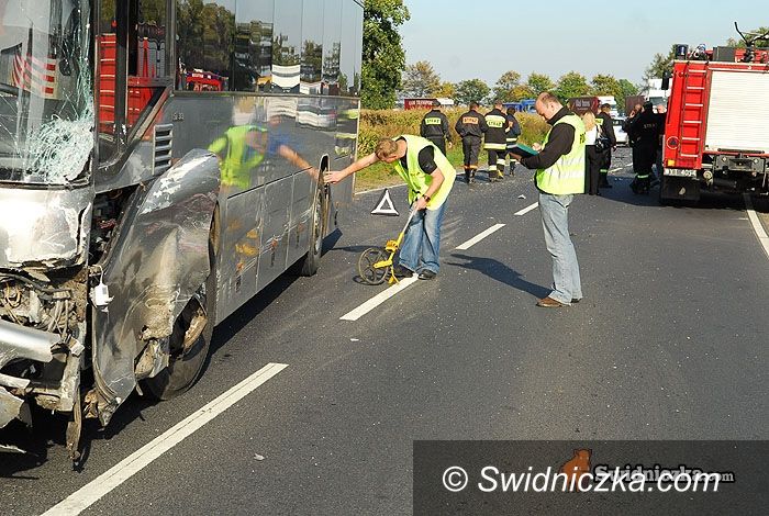 Strzelce/Tworzyjanów: Polonez uderzył w PKS, dwie osoby ranne