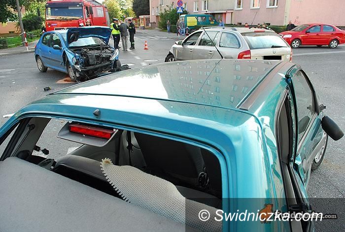 Świdnica: Fiesta kontra dwa inne auta, kierowca w szpitalu