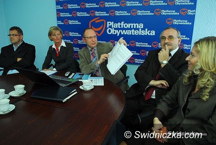 Świdnica: Radny: jezdnia zniknęła, starosta: radny kłamie