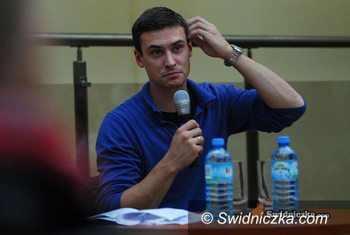 Świdnica: Cała sala pełna fanek – Mateusz Damięcki w świdnickiej bibliotece