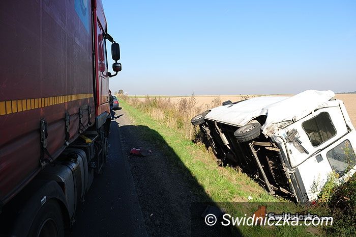 Grodziszcze: Bus w rowie, tir draśnięty, kierowca w kołnierzu