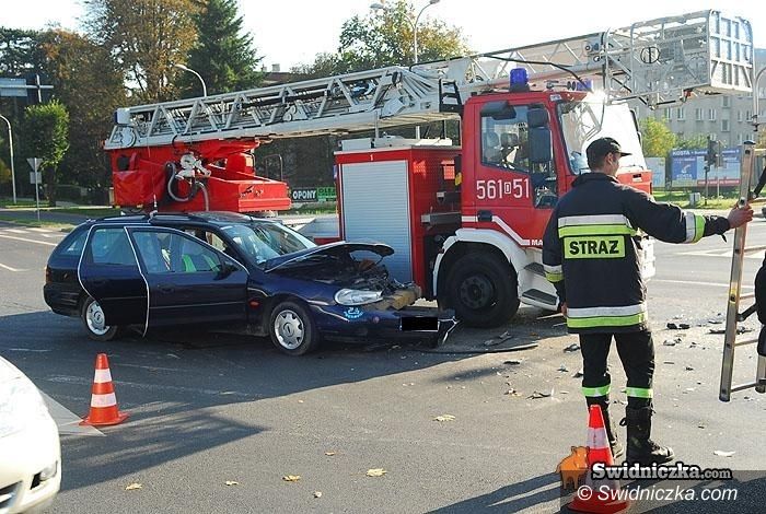 Świdnica: Mondeo kontra strażackie iveco z drabiną – kto zawinił?