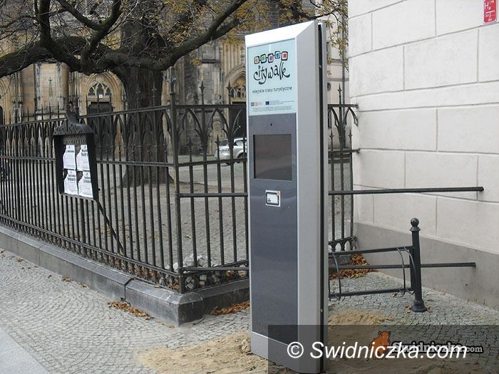 Świdnica: Turyści będą Świdnicę zwiedzać ze słuchawkami – infokioski już stoją