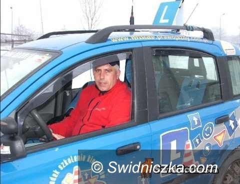 Świdnica: Kurs na prawo jazdy wylosowany – Pani Teresa rusza z Mikarem po prawko