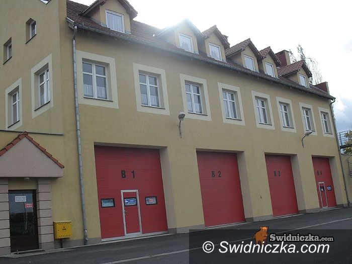 Świdnica: Dwadzieścia lat i 15 tys. km na liczniku – strażacy z OSP dostali wóz z trzydziestometrową drabiną