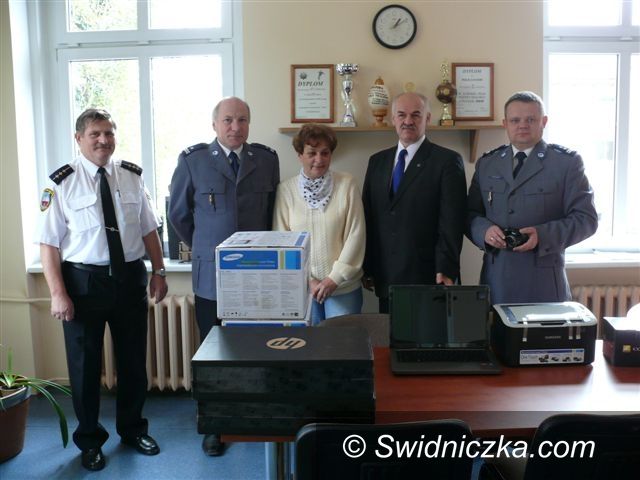 Strzegom: Strzegomscy policjanci mają nowy sprzęt komputerowy