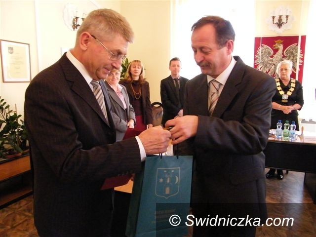 Świebodzice: Cztery podziękowania, cztery uchwały – ostatnia sesja w Świebodzicach