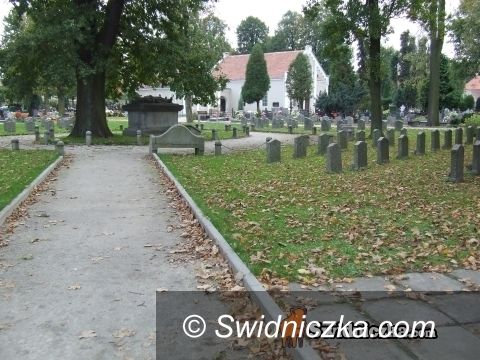 Strzegom/powiat: Nekropolie wojenne – tam też zapłoną dziś znicze