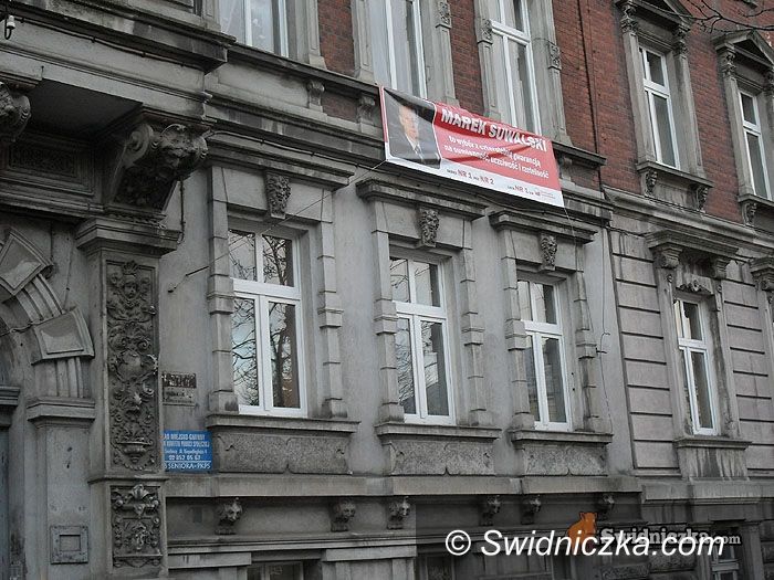powiat świdnicki: Politycy wieszają się na potęgę