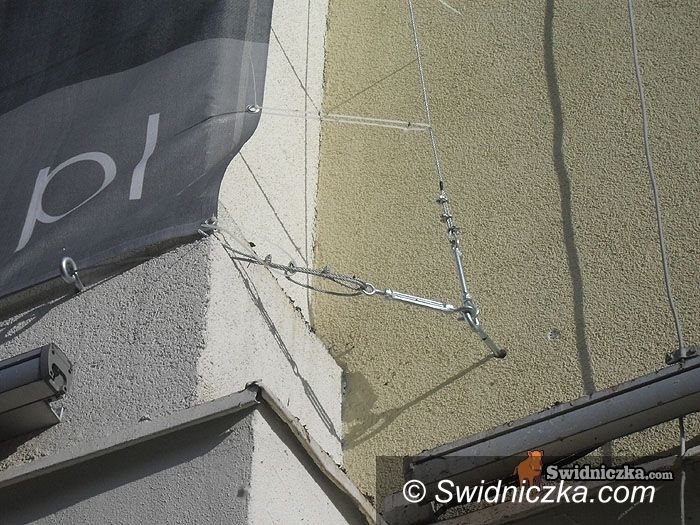 Świdnica: Zabezpieczenia przy banerze na Bolku
