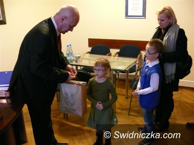 Strzegom: Rodzina posprzątała na spacerze