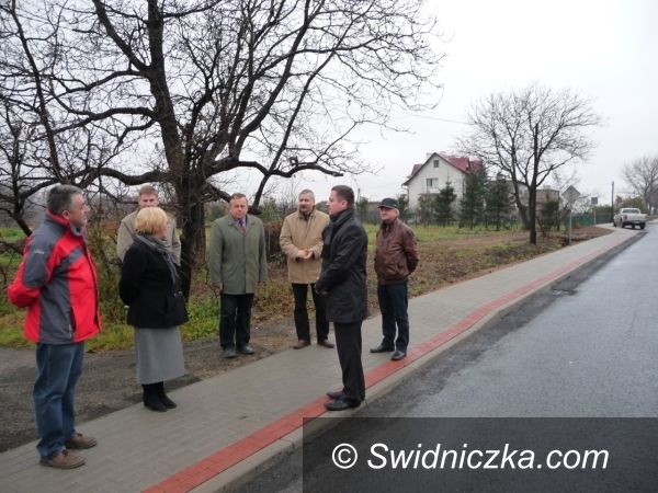 Burkatów: Dwieście trzydzieści metrów nowego chodnika w Burkatowie