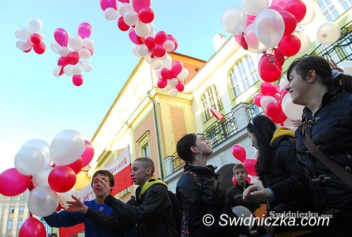 Świdnica: Niepodległość zaakcentowana w powietrzu – happening Gimnazjum nr 3