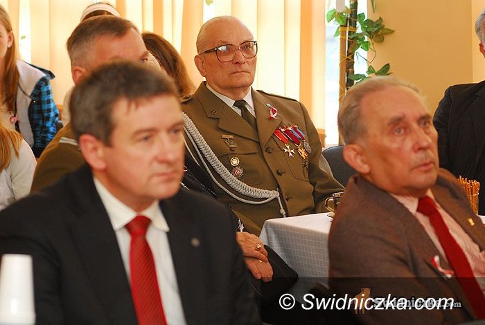Świdnica: Nie rzucim ziemi, skąd nasz ród... – kombatanci spotkali się z gimnazjalistami