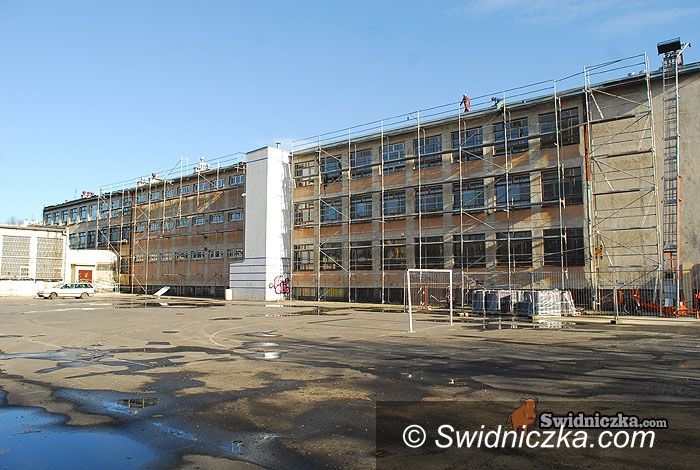 Świdnica: Nowy dach dla Gimnazjum nr 2