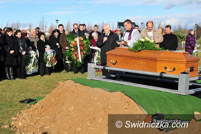 Świdnica: Koleżanki i koledzy uczestniczyli w ostatniej drodze Janusza Kalinowskiego