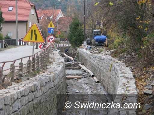 gmina Marcinowice: Udrażniają rzeczki i strumyki