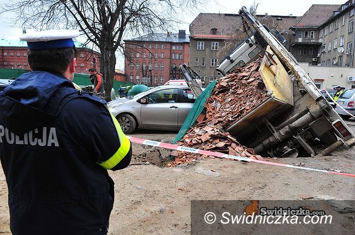 Świdnica: Ciężarówka wpadła do piwnicy
