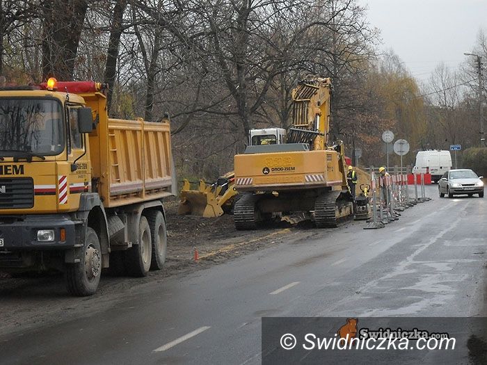 Świdnica: Kierowco uważaj, na Śląskiej bardziej wąsko niż zwykle