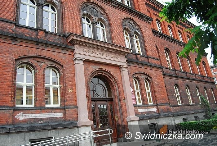 powiat świdnicki: Sprawa zabójcy w sądzie, sprawy jego kompana trwają