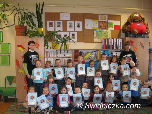 Świdnica: Mali ratownicy z certyfikatami – w SP 105 uczą się ratować życie