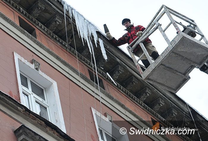 Świdnica: Nierówna walka ze śniegiem i soplami – jutro znów będzie sypać
