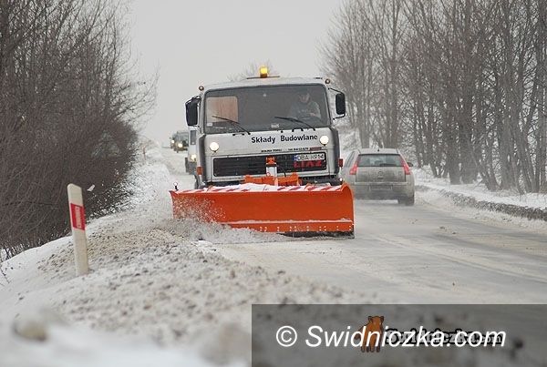 powiat świdnicki: Zasypało drogi w powiecie [aktualizacja z południa]