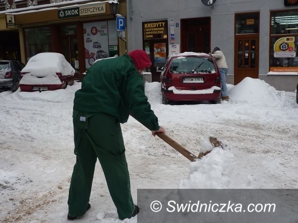 Świdnica: Z aresztu do łopaty – osadzeni odśnieżają miasto