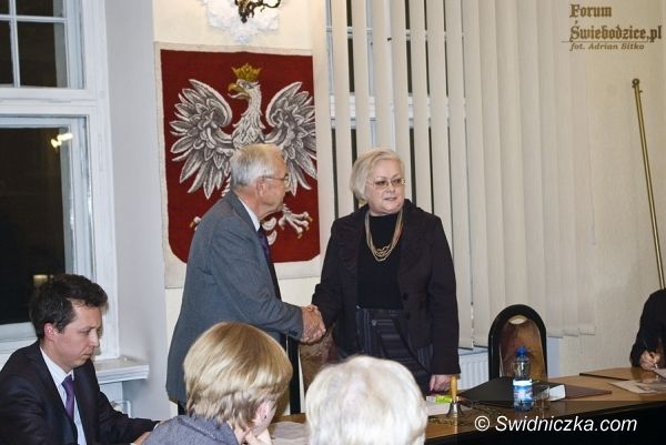 Świebodzice: Dwudniowa sesja w Świebodzicach, ostatecznie Elżbieta Horodecka przewodniczącą