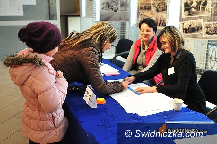 Świdnica/gmina Strzegom: Pierwsze dane o frekwencji wyborczej – jest bardzo słabo [zdjęcia z trzech świdnickich komisji w Rynku]